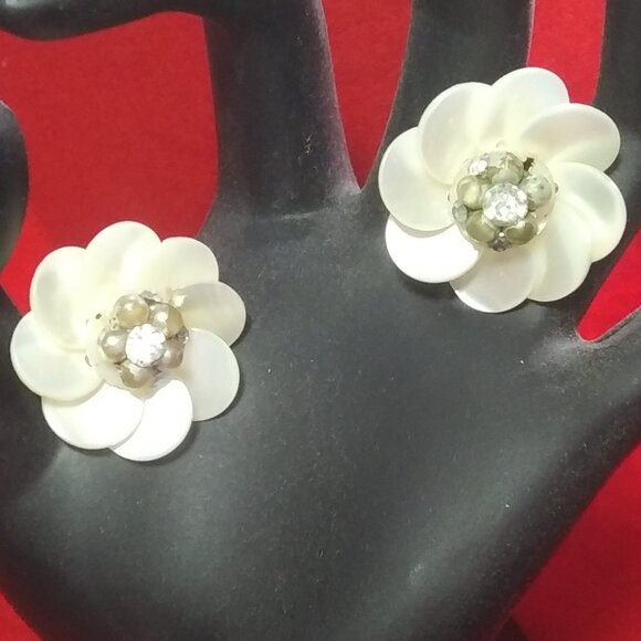 VTG Mother of Pearl CLUSTER Screw Back EARRINGS Flower Shaped  Japan  FLAWS - Picture 2 of 16